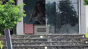 Un restaurante con un letrero que dice 'RESTAURANT' en letras rojas.