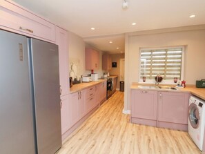 Dishwasher, cookware/dishes/utensils