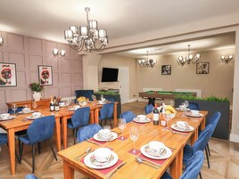 Cottage | Dining