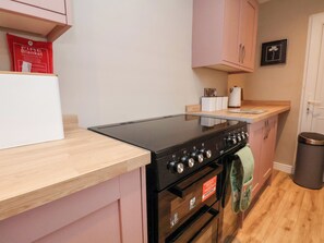 Dishwasher, cookware/dishes/utensils - Rutland Grange (Filey)