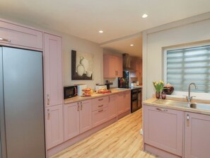 Cottage | Private kitchen | Dishwasher, cookware/dishes/utensils - Rutland Grange (Filey)