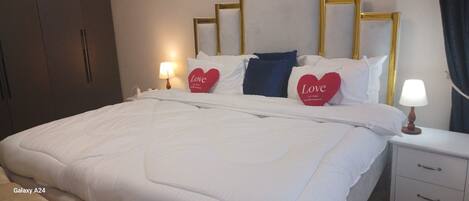 3 bedrooms, iron/ironing board, internet, bed sheets