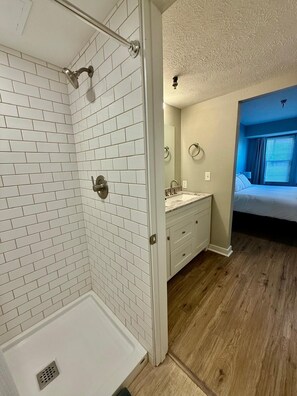 Bruser, hårtørrer, håndklæder