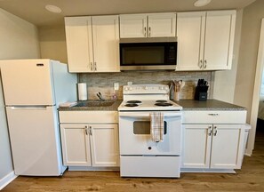 Jääkaappi, mikroaaltouuni, uuni, liesi