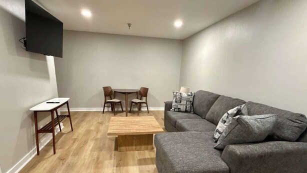 TV - Modern Studio Steps from Aksarben Dining & I-80 (Omaha)