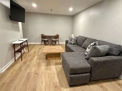 Modern Studio Steps from Aksarben Dining & I-80