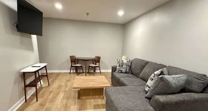 Modern Studio Steps from Aksarben Dining & I-80