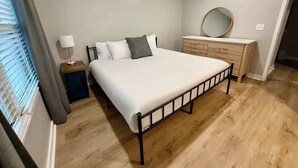 1 bedroom, iron/ironing board, WiFi, bed sheets - Modern Studio Steps from Aksarben Dining & I-80 (Omaha)