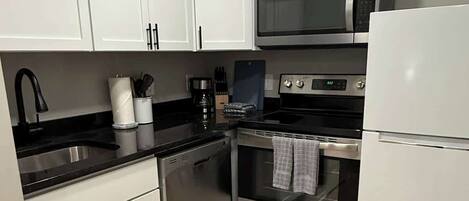 Four Ă micro-ondes, un four, surface de cuisson, lave-vaisselle