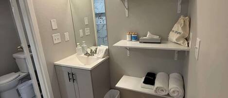 Dusj, hårføner og sjampo
