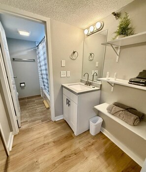 Dusche, Haartrockner, Handtücher, Shampoo