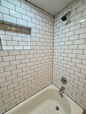Dusche, Haartrockner, Handtücher, Shampoo