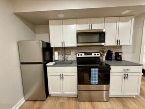 Jääkaappi, mikroaaltouuni, uuni, liesi