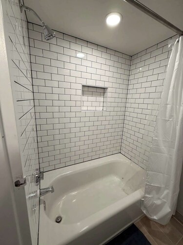 Central Apartment w/ Free Parking & Fast WiFi