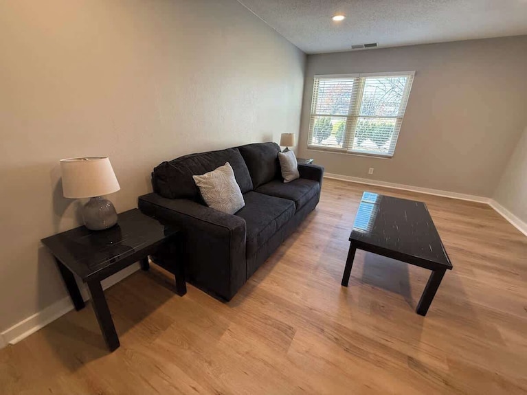 Central Apartment W/ Free Parking & Fast Wifi - Bennington, NE