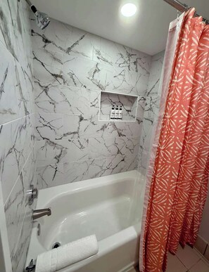 Douche, sèche-cheveux, shampoing