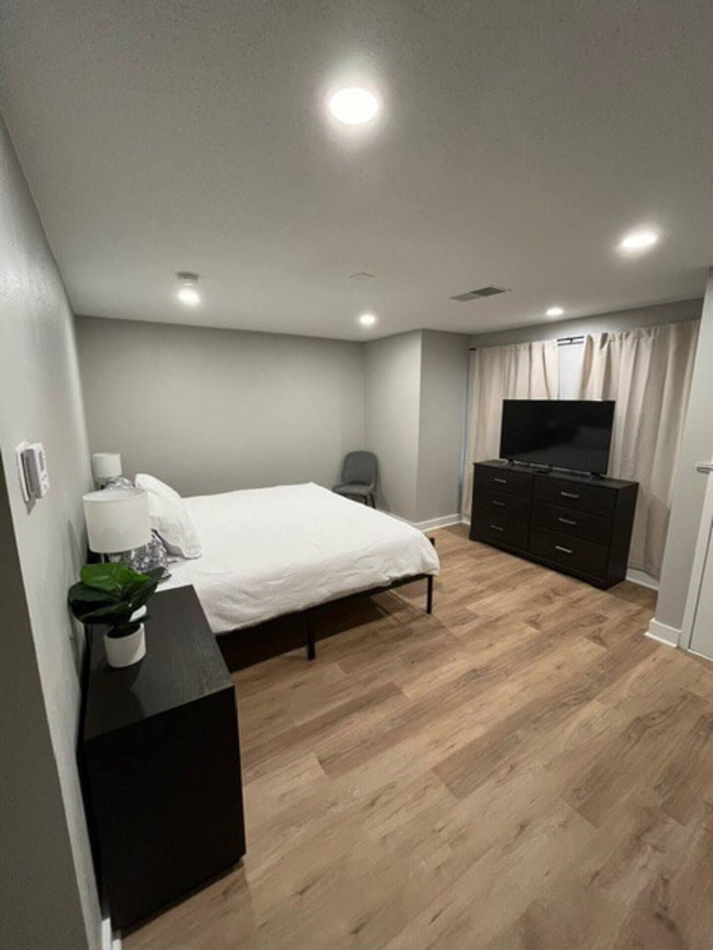 1 dormitorio, tabla de planchar con plancha, wifi y ropa de cama