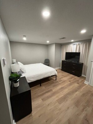 1 bedroom, iron/ironing board, WiFi, bed sheets - Aksarben Hub, Steps from UNO and Baxter (Omaha)