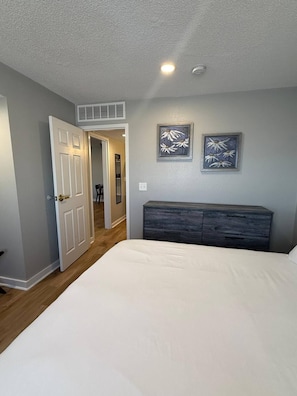 1 bedroom, iron/ironing board, WiFi, bed sheets - Aksarben Hub, Steps from UNO and Baxter (Omaha)