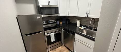 Een koelkast, een microgolfoven, een oven, een kookplaat