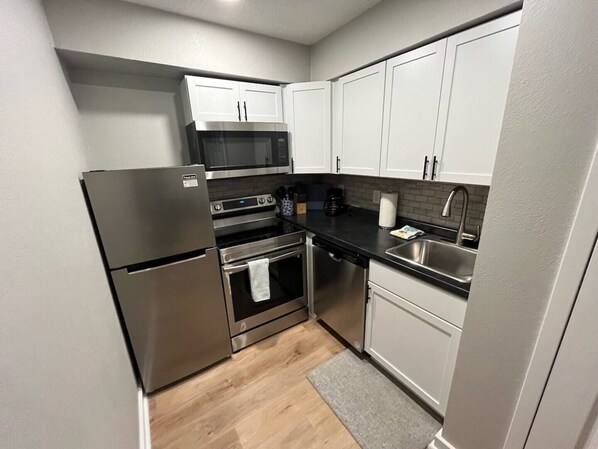 Fridge, microwave, oven, stovetop - Aksarben Hub, Steps from UNO and Baxter (Omaha)