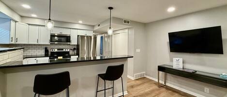 Refrigerador, microondas, horno y parrilla de estufa