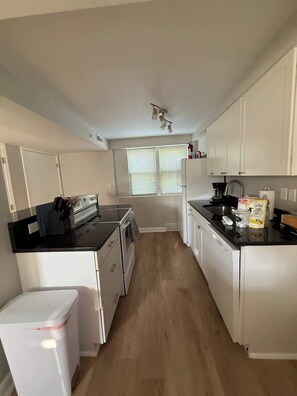 Fridge, oven, stovetop, coffee/tea maker