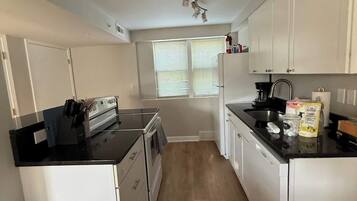 Réfrigérateur, four, plaque de cuisson, cafetière/bouilloire