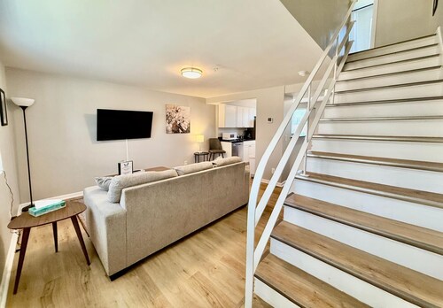 Modern Apartment Steps from Blackstone & Dundee