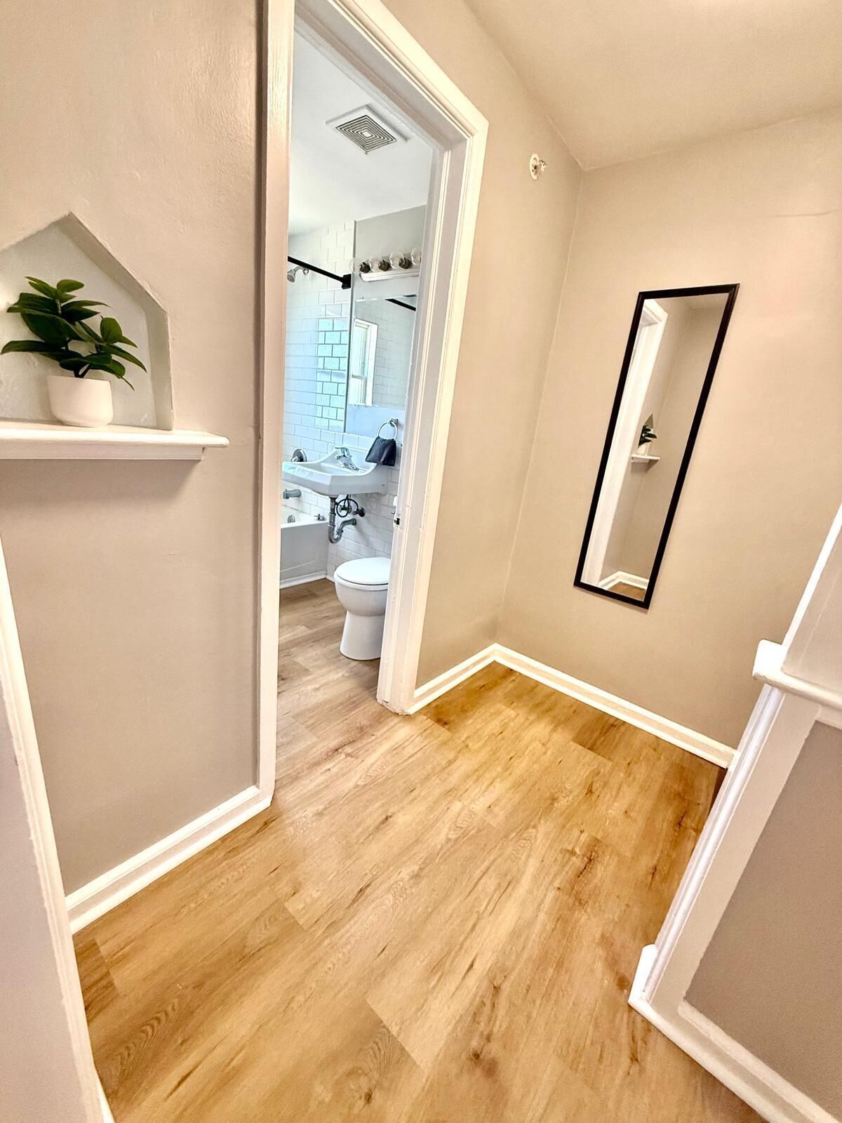 Douche, sèche-cheveux, serviettes fournies