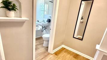 Douche, sèche-cheveux, serviettes fournies