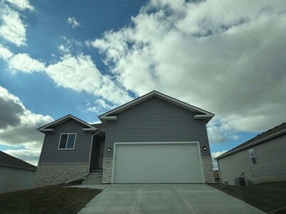 House on the hill- w/garage in Papillion