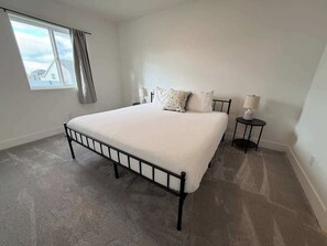 4 makuuhuonetta, silitysrauta/-lauta, vauvan matkasänky, Wi-Fi