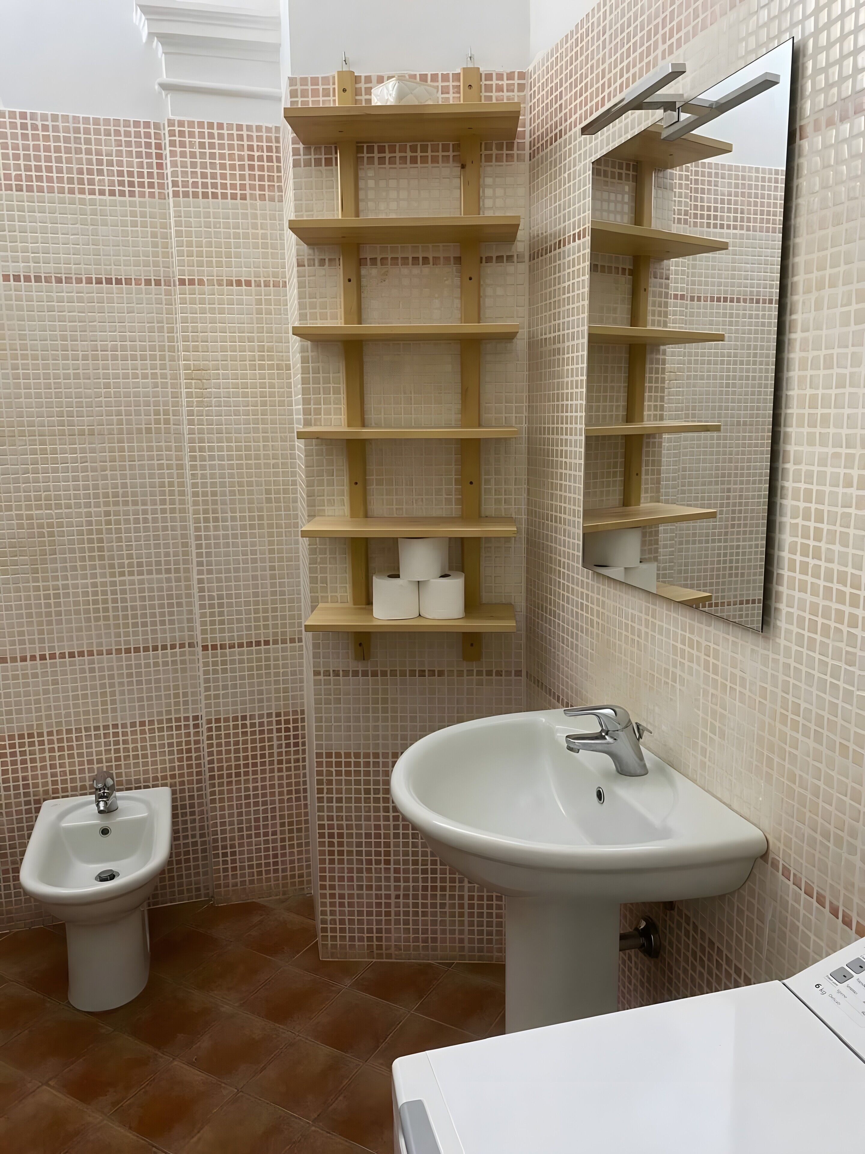 Douche, sèche-cheveux, serviettes fournies