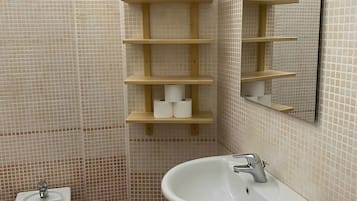 Douche, sĂšche-cheveux, serviettes fournies