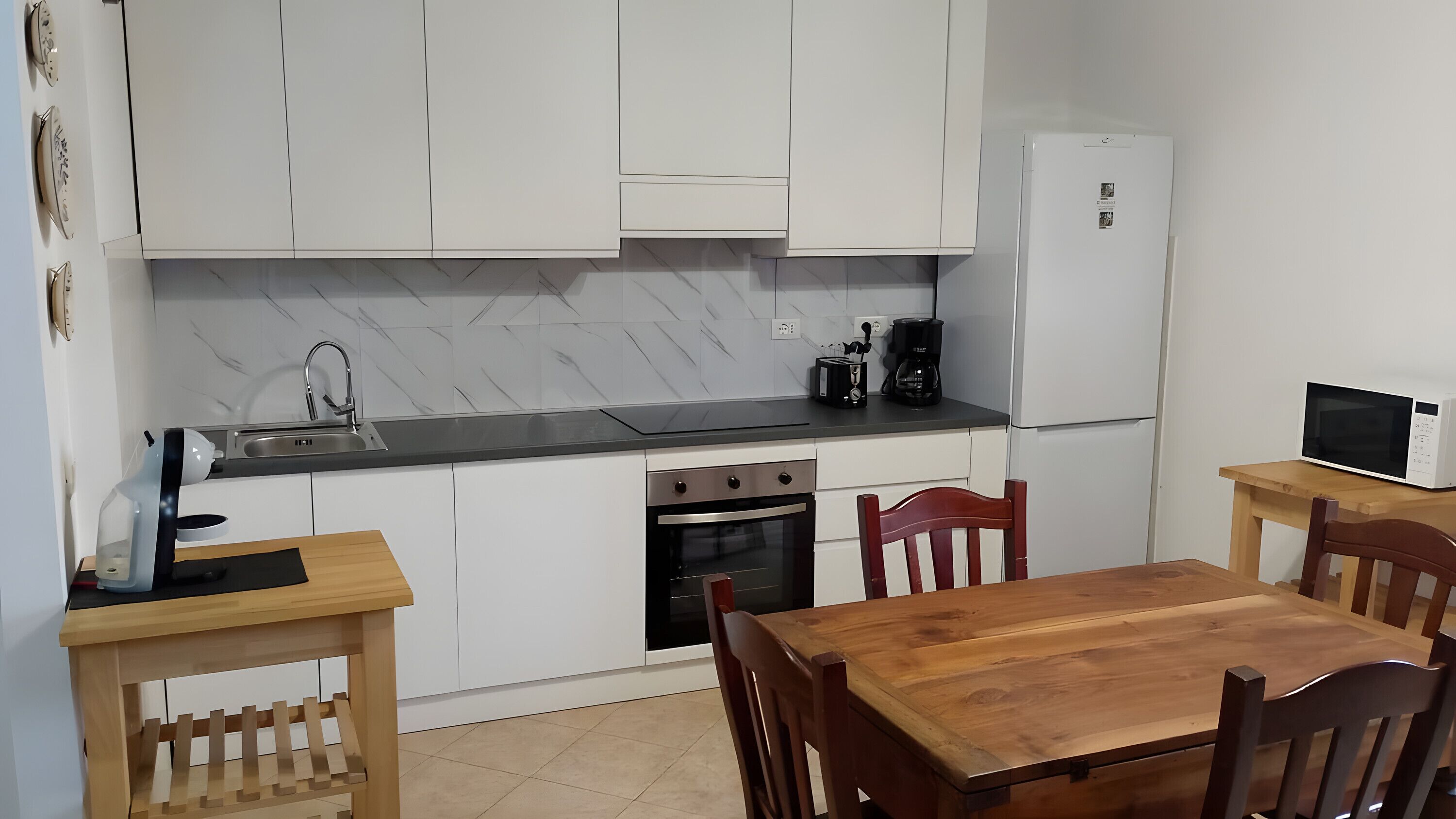 Jääkaappi, mikroaaltouuni, uuni, liesi