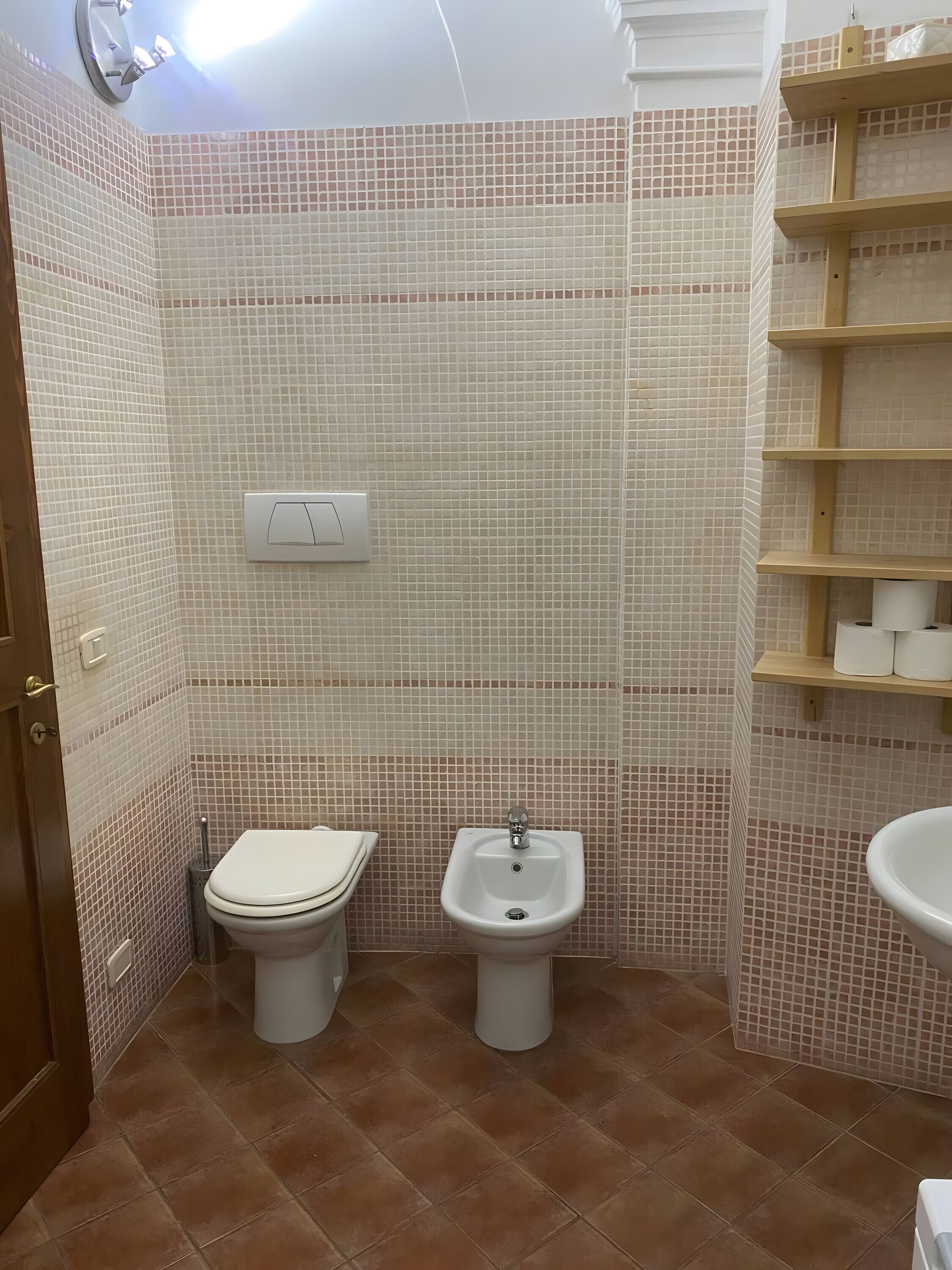 Douche, sèche-cheveux, serviettes fournies