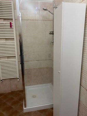 Shower, hair dryer, towels - Apartment 'Zia Lele' with Wi-Fi (Colle di Val d'Elsa)