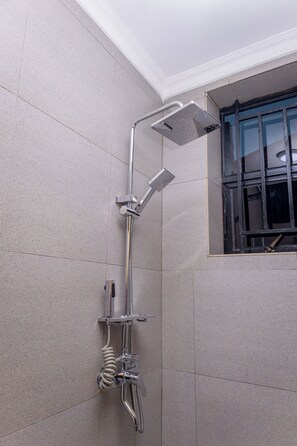 华丽公寓, 2 间卧室, 阳台, 城市景观 | 浴室 | 淋浴设施、毛巾、肥皂、卫生纸