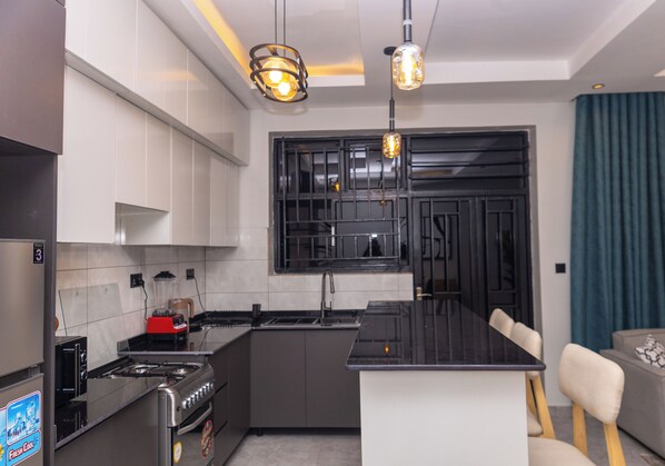 Apartemen Deluks, 2 kamar tidur, balkon, pemandangan kota | Dapur pribadi | Lemari es, microwave, oven, dan kompor