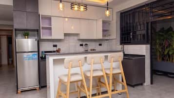 Refrigerador, microondas, horno y parrilla de estufa