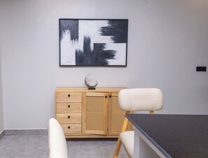 Apartemen Deluks, 2 kamar tidur, balkon, pemandangan kota | Dapur pribadi | Lemari es, microwave, oven, dan kompor