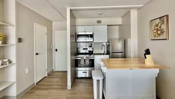 雪櫃、微波爐、焗爐、爐具