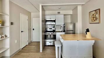 Réfrigérateur, micro-ondes, four, plaque de cuisson