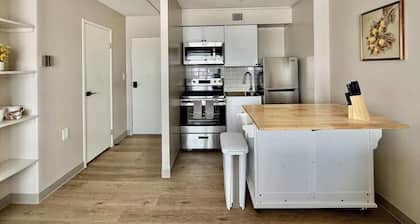 Modern Apartment Steps to Dining & Pickleball Courts