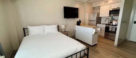 1 slaapkamer, een strijkplank/strijkijzer, wifi, beddengoed