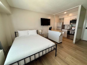 Iron/ironing board, WiFi, bed sheets