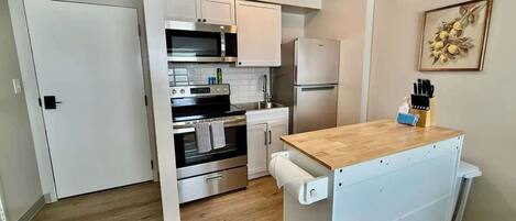 Een koelkast, een microgolfoven, een kookplaat