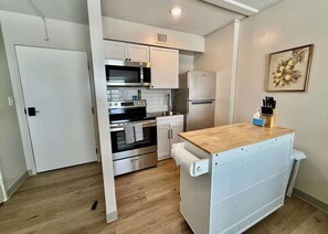 Réfrigérateur, micro-ondes, plaque de cuisson, cafetière/bouilloire