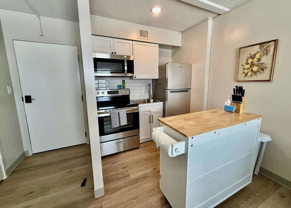 Fridge, microwave, stovetop, coffee/tea maker